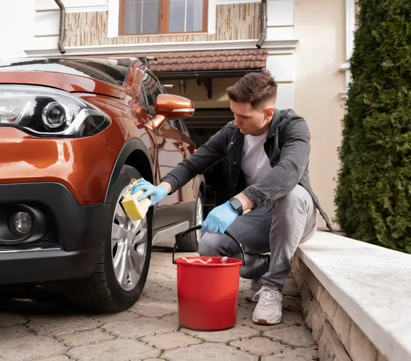 Lavage auto à domicile Fresnoy-le-Grand : professionnel intervenant sur un véhicule